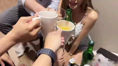 女孩子要保护好自己！特别跟是2个男得喝酒他俩可不管谁先操逼